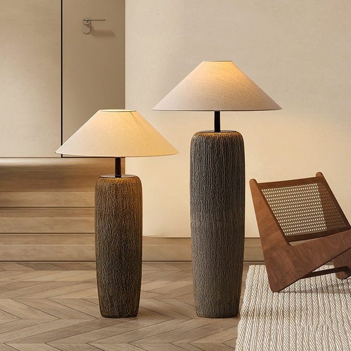 Lampe sur pied en bois vieilli