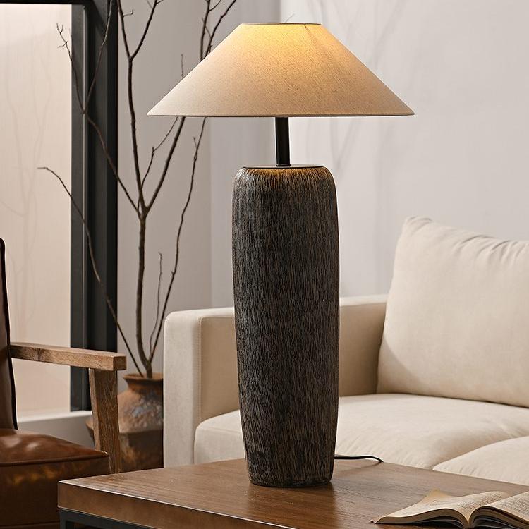 Lampe sur pied en bois vieilli