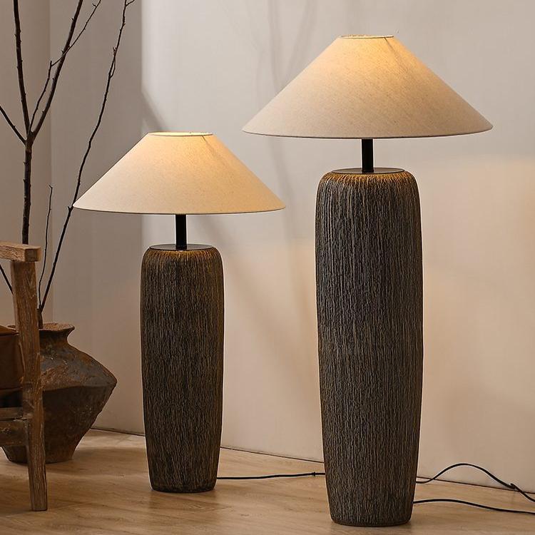Lampe sur pied en bois vieilli
